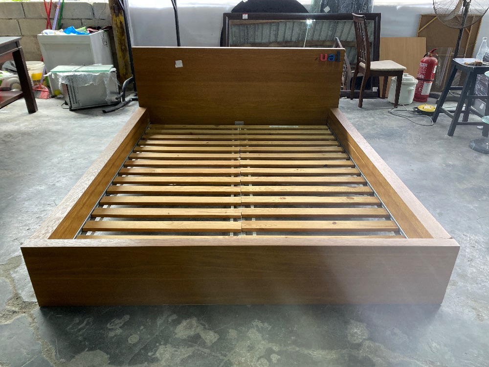 Wooden Queen Size Bed Frame Brown Colour / Rangka Katil Bersaiz Queen Kayu Warna Coklat