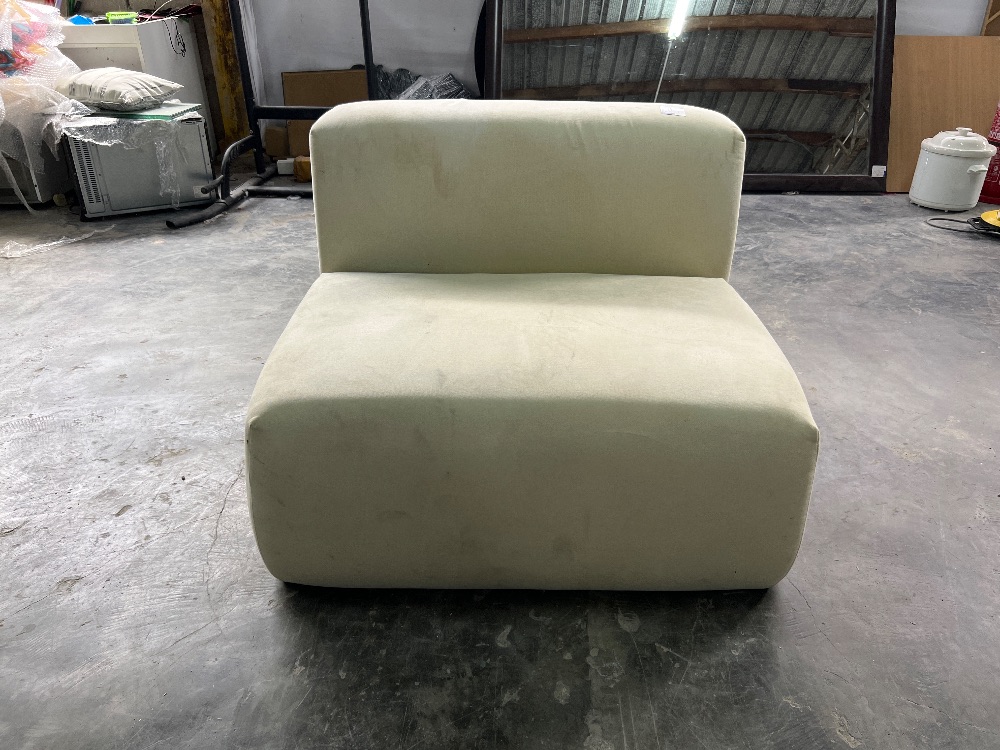 Large Fabric Armchair White Colour / Kerusi Berlengan Fabrik Besar