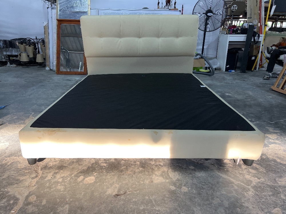 Leather Queen Size Bed Frame White Colour / Rangka Katil Saiz Queen Kulit Warna Putih Unearth
