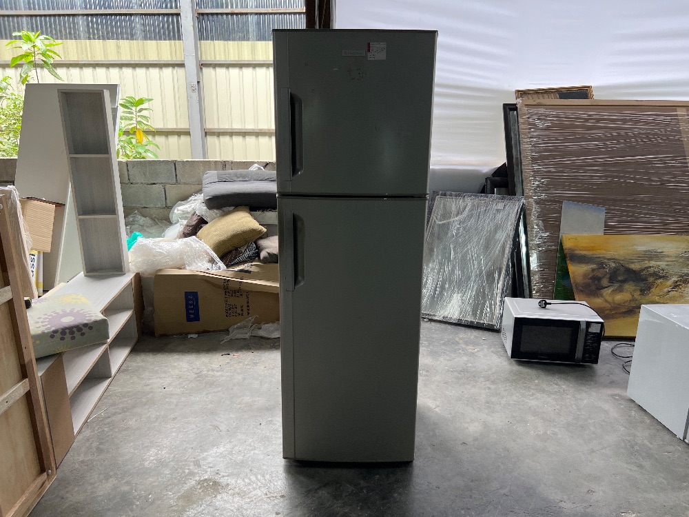 ELECTROLUX Refrigerator Model ETB2600PARMY / Model Peti Sejuk
