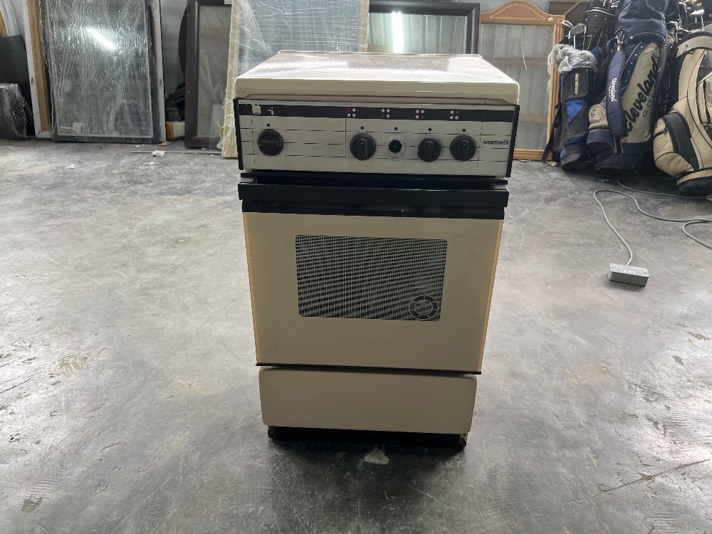 ARISTON Gas Stove Top with Oven / Bahagian Atas Dapur Gas ARISTON
