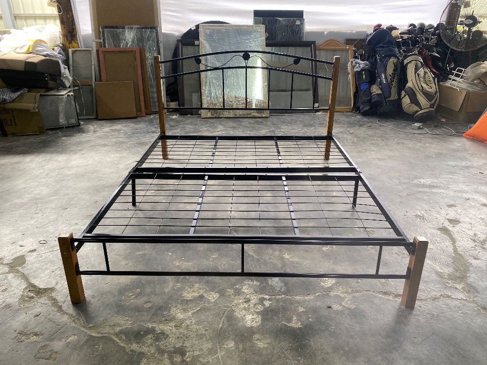 Queen Metal Bed Frame and Wooden Pole / Rangka Katil Logam Queen dan ...