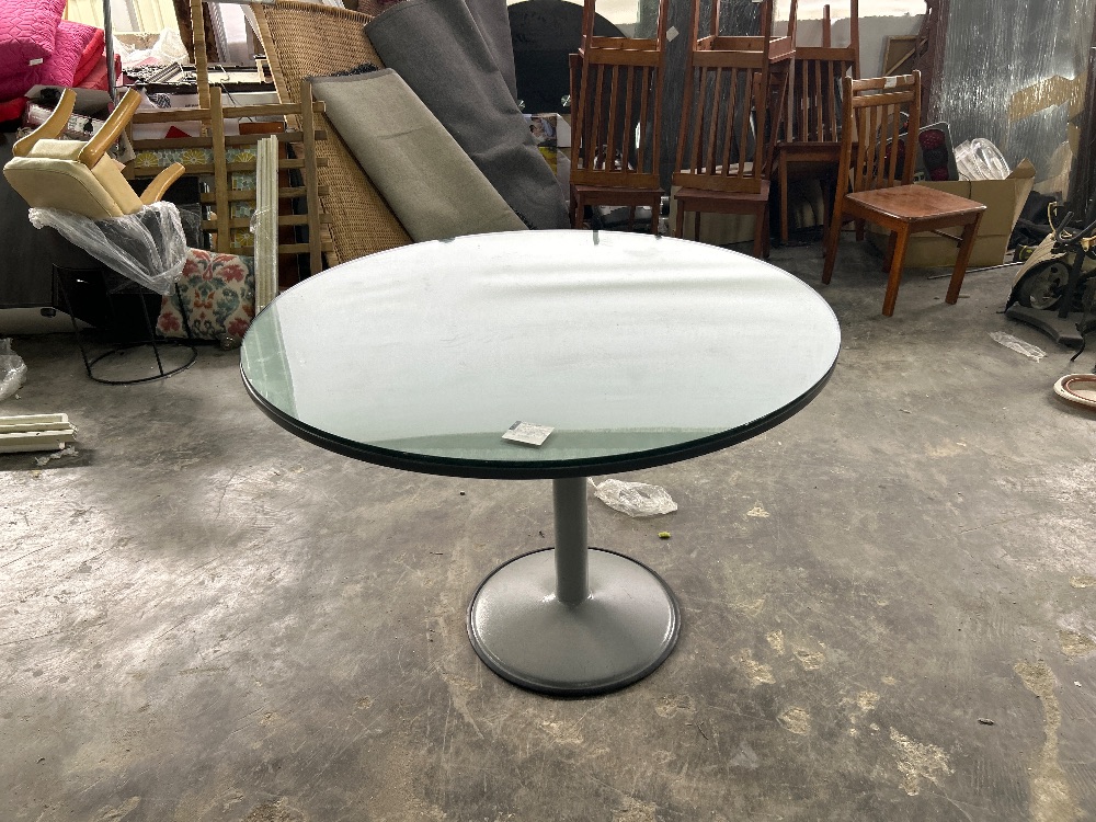 Glass Top Round Meeting Desk With Metal Leg / Meja Mesyuarat Bulat Atas