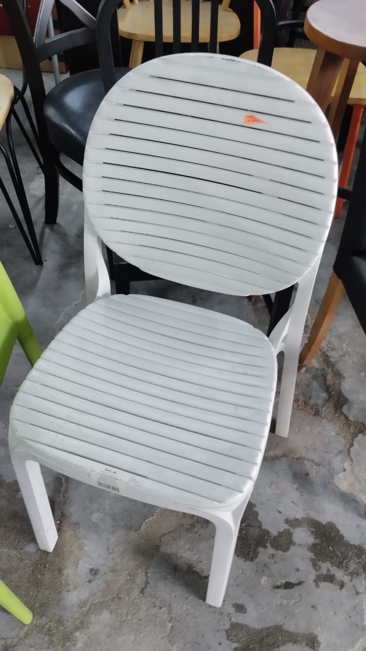 White Hard Plastic Chair / Kerusi Plastik Keras Putih Unearth Store